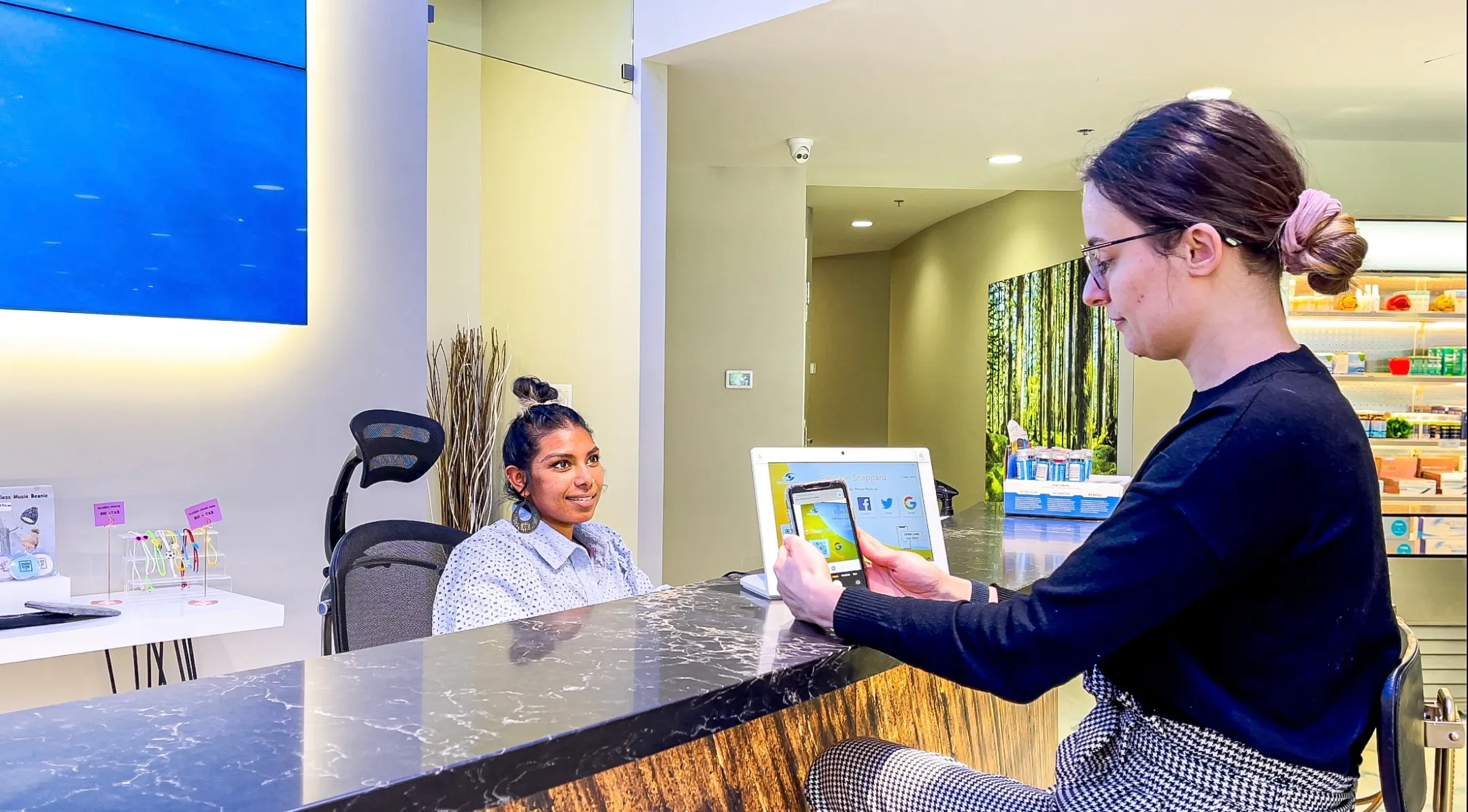 girl sitting at the reception desk